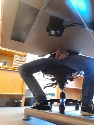 Gay exhibitionnist in Bellevue, Washington showing his nice cock in a hope to get a blowjob