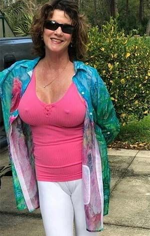 Maman de 52 ans à la poitrine XL et aux mamelons bien pointés sur Nîmes 30000