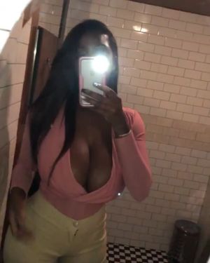 Ellie Mae selfie in mirror