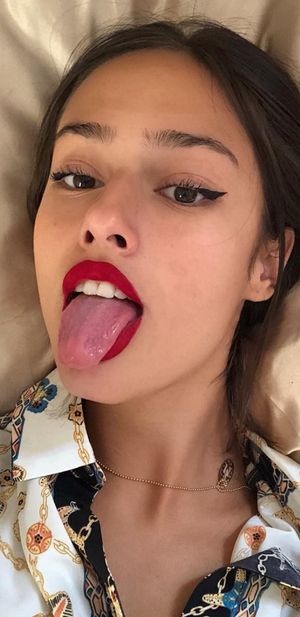 Cuttie tongue out selfie