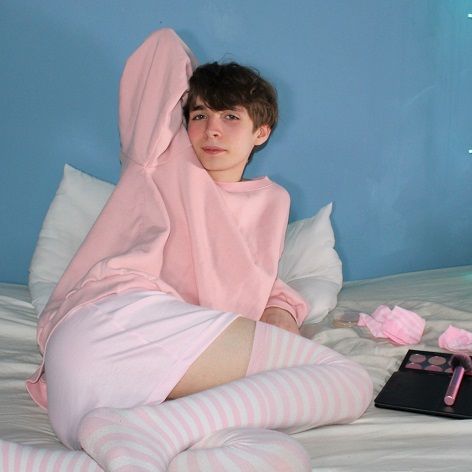 British twink femboy loves to perform