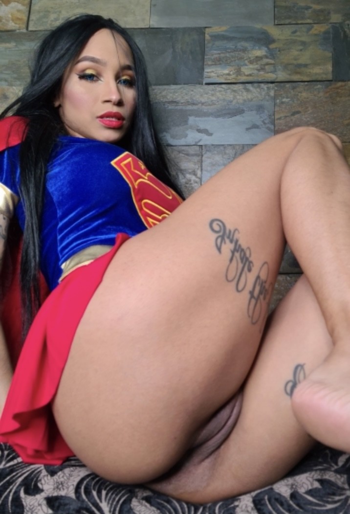 Tuflaca Supergril shows shaved beaver