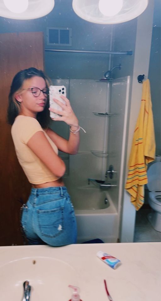 jeans ass mirror selfie