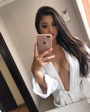 babyjenz bathrobe selfie