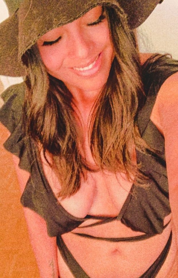 Ale bikini cleavage