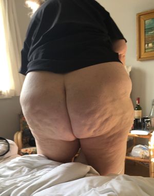 Wife shows her amazing big fat sexy ass