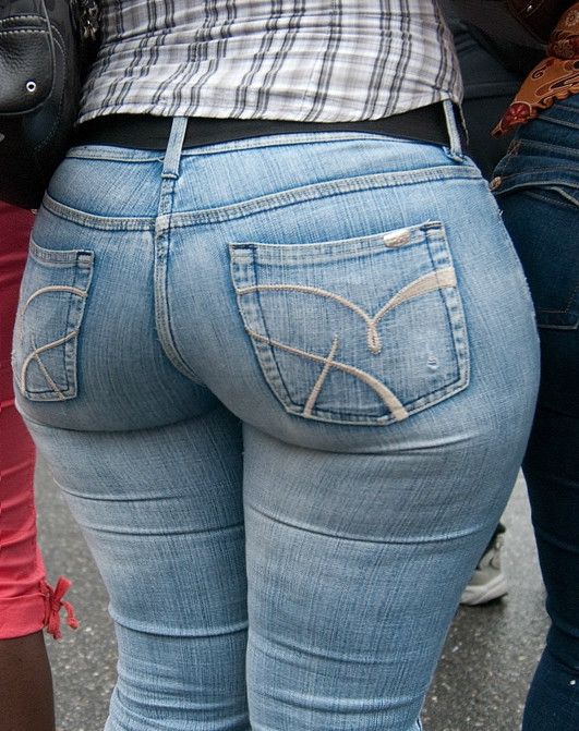 CANDID PHAT ASS MILF IN JEANS