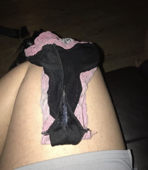 Hoy llego a casa y mientras se bañaba mire sus pantys mojadas me exito la idea de Que biene de estar con su amigo y no resisti probarlas ????