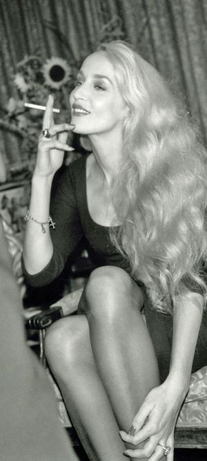 Jerry Hall smoking ❤