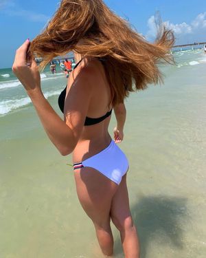 bikini teen nice ass at the beach