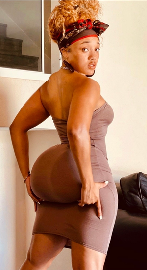 Lorraine SD (Cocaine Lorraine) grabbing her booty