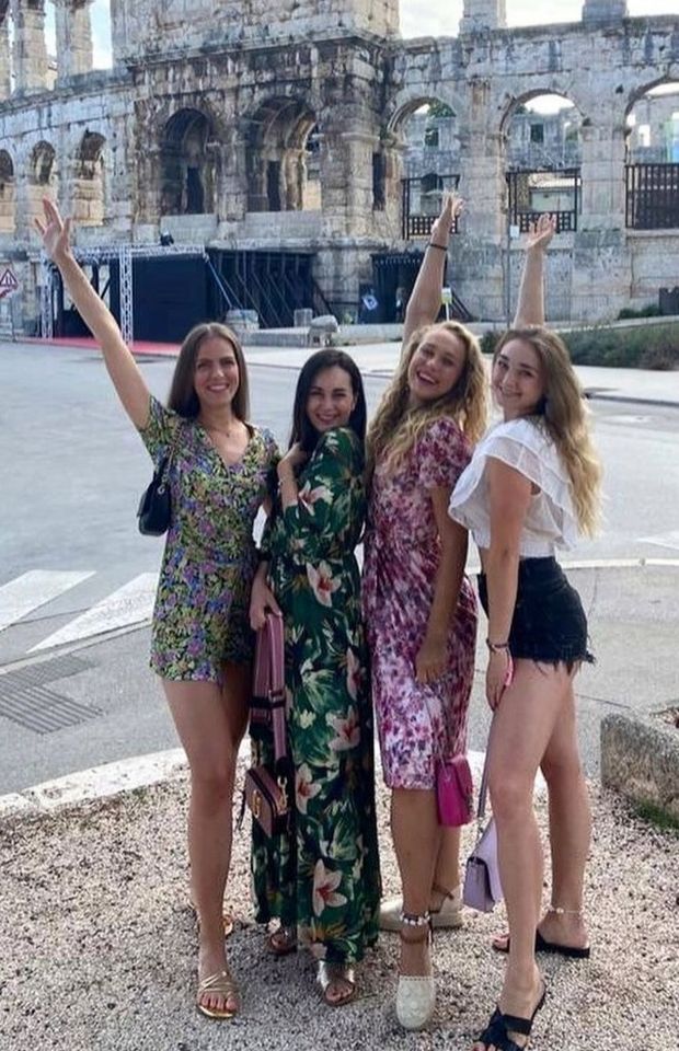 Choose one and f*ck her hard! 25 ❤️