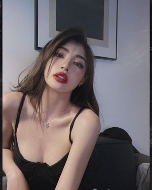 Would love to fuck her pussy mouth.