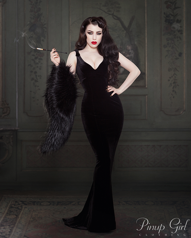 Classic gothic goddess (model: Threnody in Velvet)