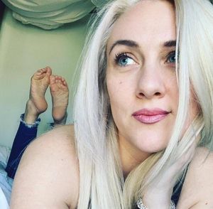 Sexy milf in the pose