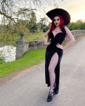 Sorceress in need of an apprentice (model: Dani Divine)
