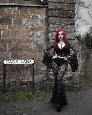 The sexy witch of Dark Lane (model: Dani Divine)