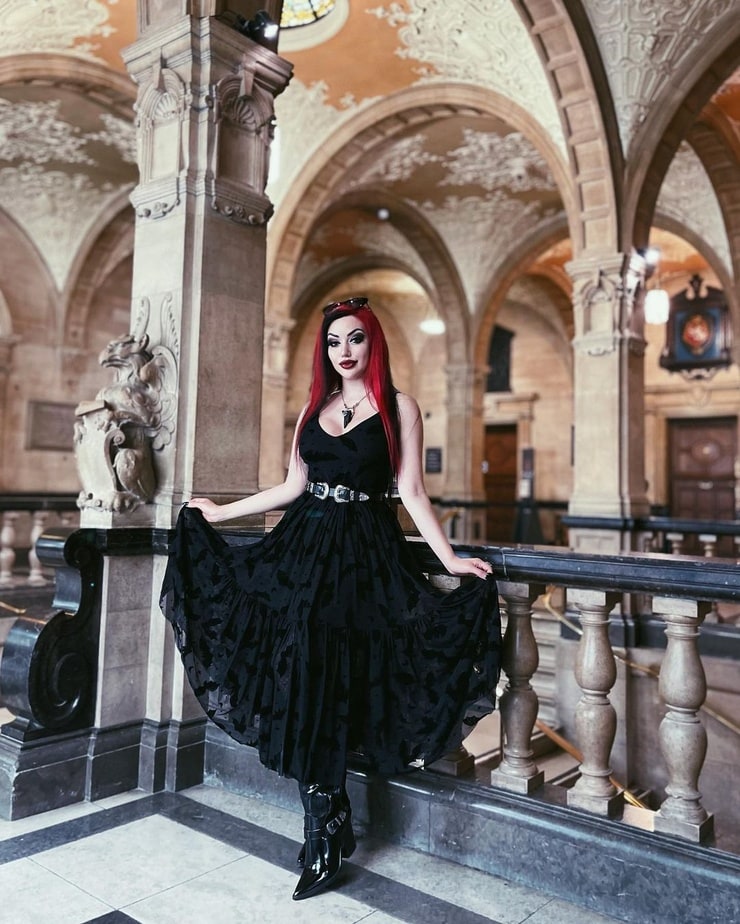 Avail yourself of ALL the comforts of my castle (model: Dani Divine)