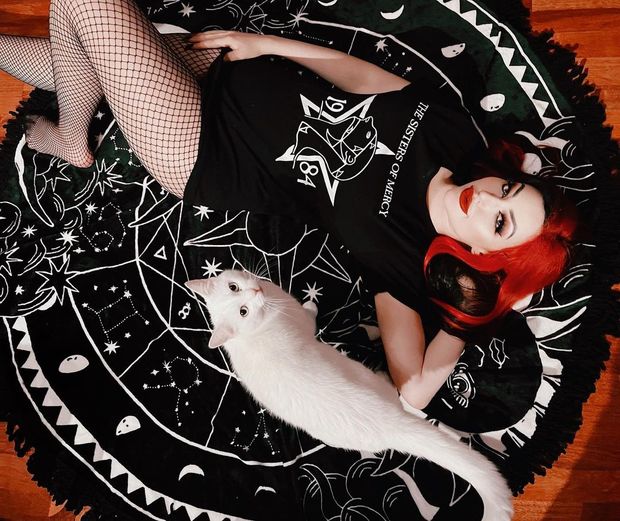 Wanna touch my pussy? (model: Dani Divine)