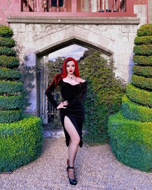 Yes, my hedge is well groomed (model: Dani Divine)