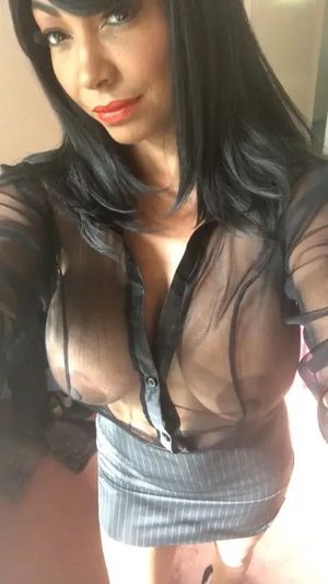 I received this photo by mistake from the mom of one of my students. I intend to use this error to go feel the milf.