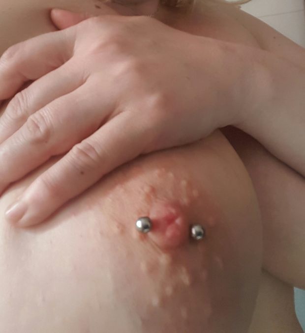 Titte mit piercing