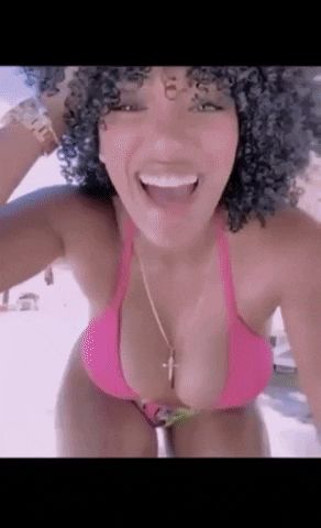 Ebony twerking for the camera