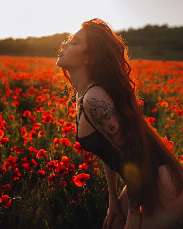 Jane Daniells in a poppy field 2