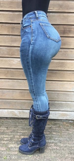 SEXY LONG LEGS AND HIGH HEELS