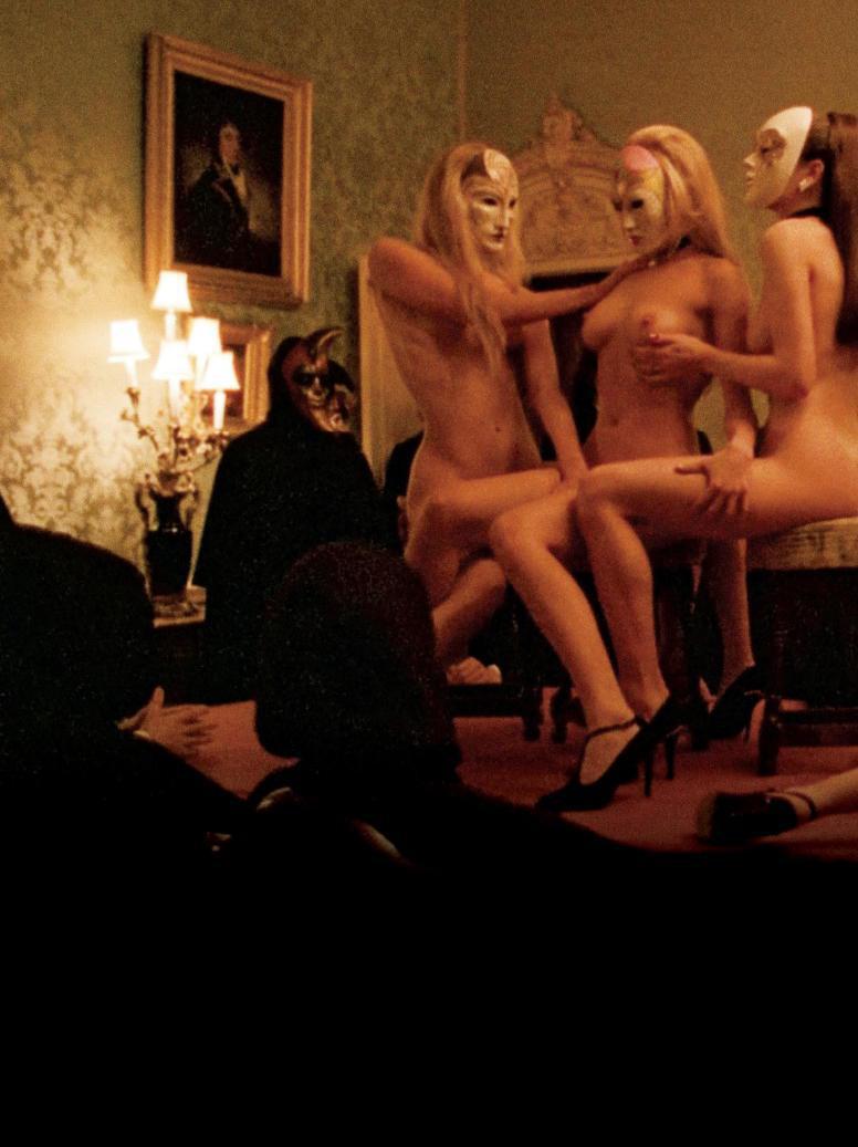 Three voluptous masked ladies caressing each other for the spectarors' pleasure - Eyes Wide Shut orgy