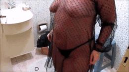 Tia Coroa Famosa da Internet cheia de tesão no banheiro | Womans ❤️ GIF #7