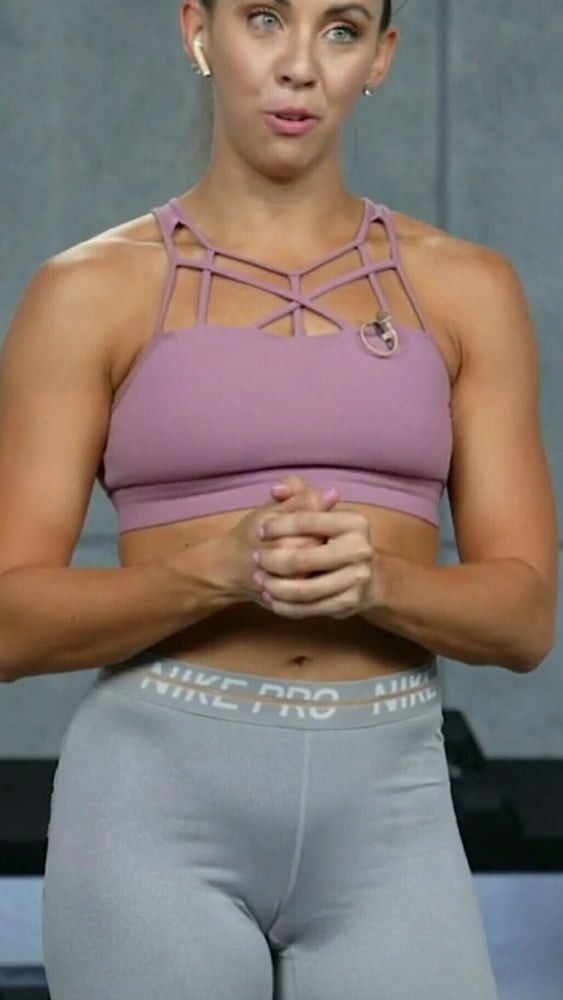 Sydney Cummings cameltoe