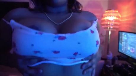 Chocolate chick using her sex machine to fuck herself