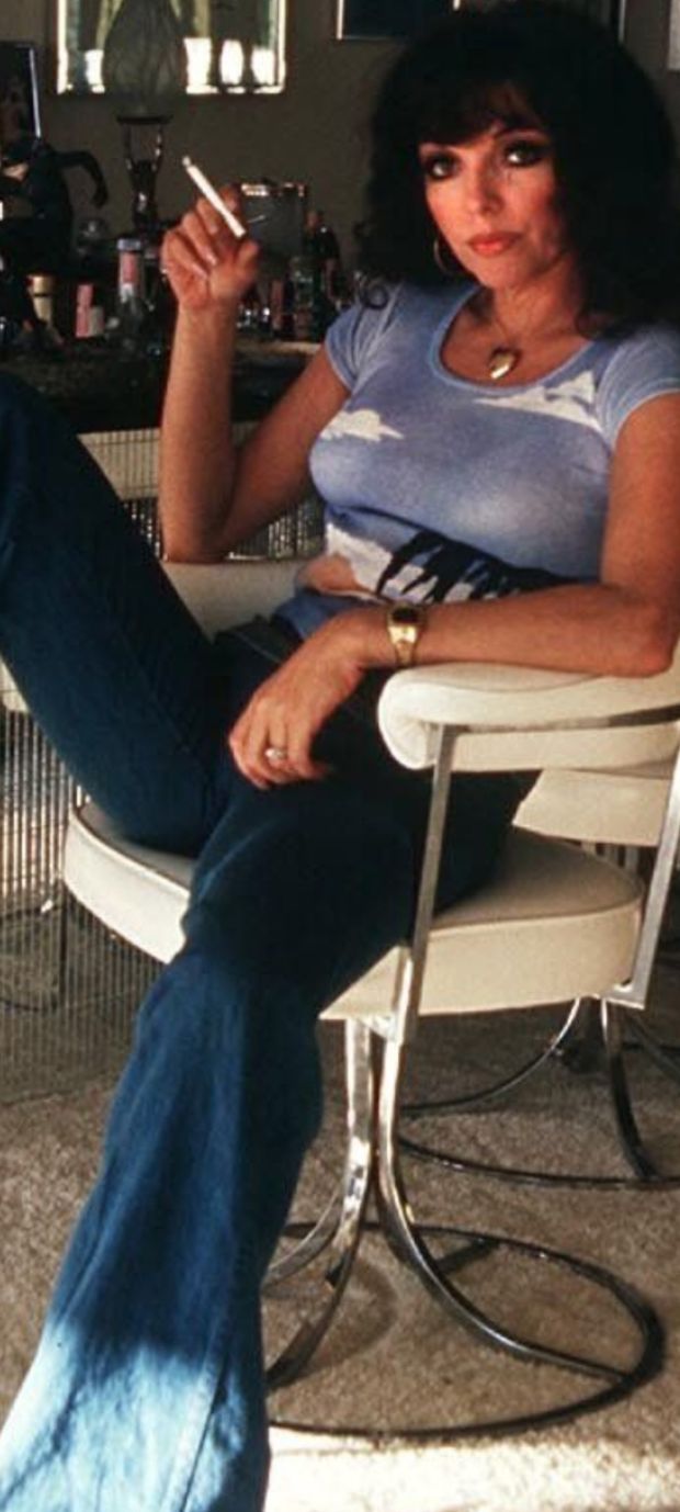 Joan Collins smoking ????