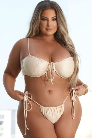 Lovely thick bikini babe