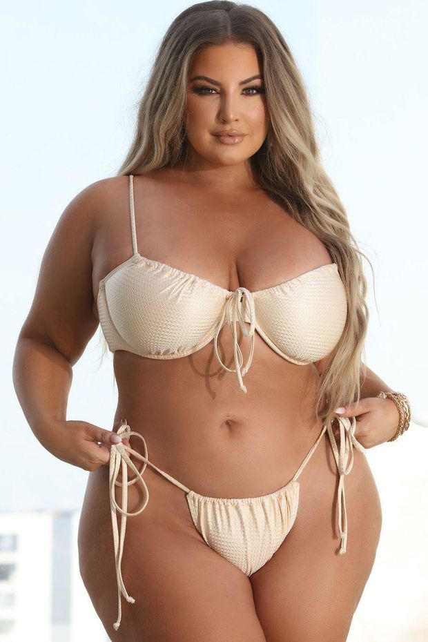 Lovely thick bikini babe