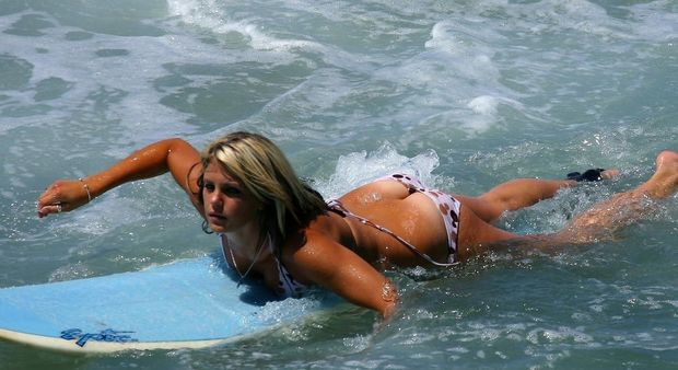 Surfer babe's butt crack flash