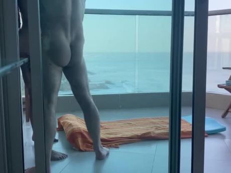 Sur un balcon à Carthagene, une jeune étudiante se fait remplir son jolie petit cul !