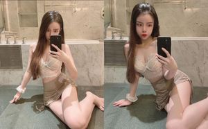 jinjin bathroom selfies