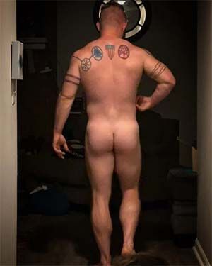 Gay tanned bottom in Baton Rouge LA showing his hot bubble butt