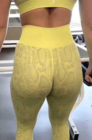 Anfisa working out in yellow leggings