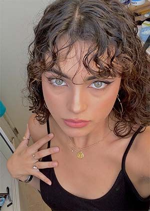 Adorable pompeuse de 22 ans sur Pantin 93500 avec un regard qui tue