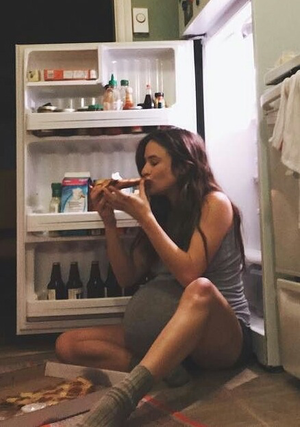 She looks so sexy while devouring an entire pizza