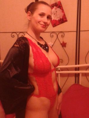 Amateur in sexy teddy (｡)(｡)