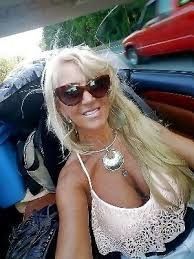 Cougar shows great cleavage