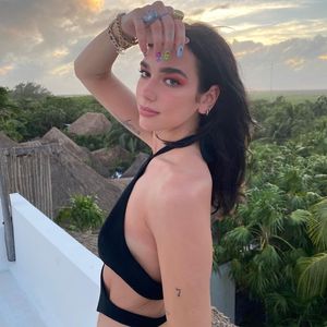 Dua Lipa in a fancy dress and a nice meakeup