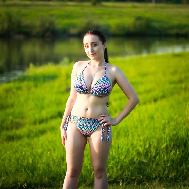 My 18yo sister wanted me to take some glamour shots.