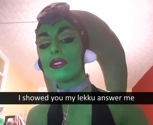 Oola (ZaraFoxCosplays) showing her lekku [Star Wars]