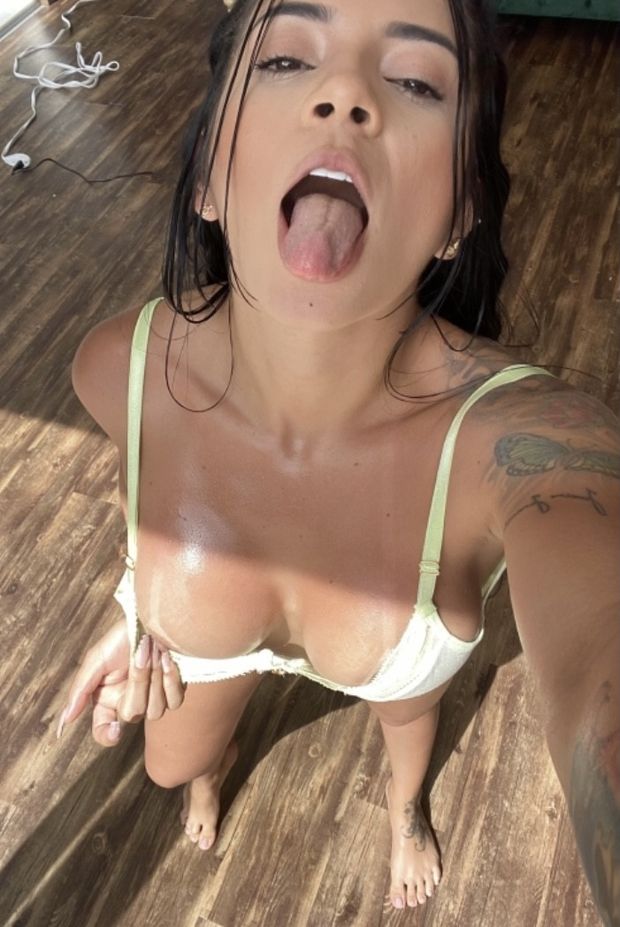 Annie Lust Opens wide