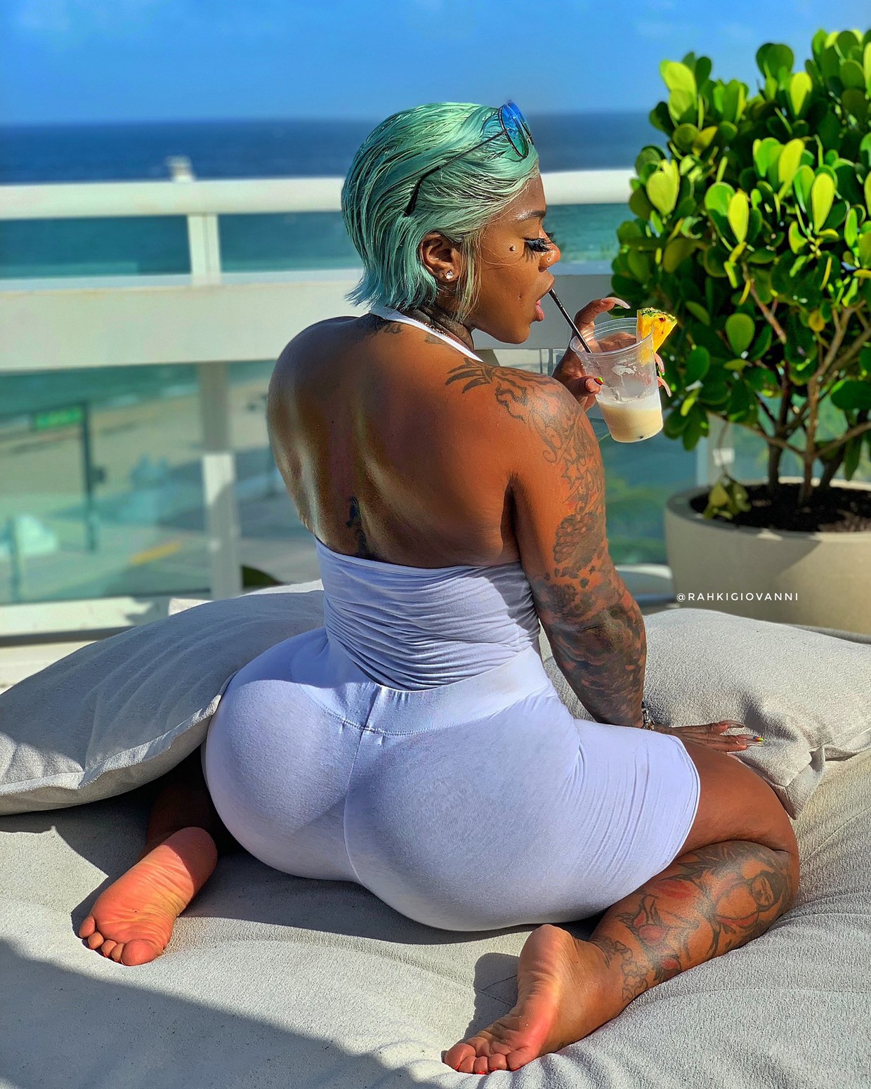 SPREAD DAT BIG ASS